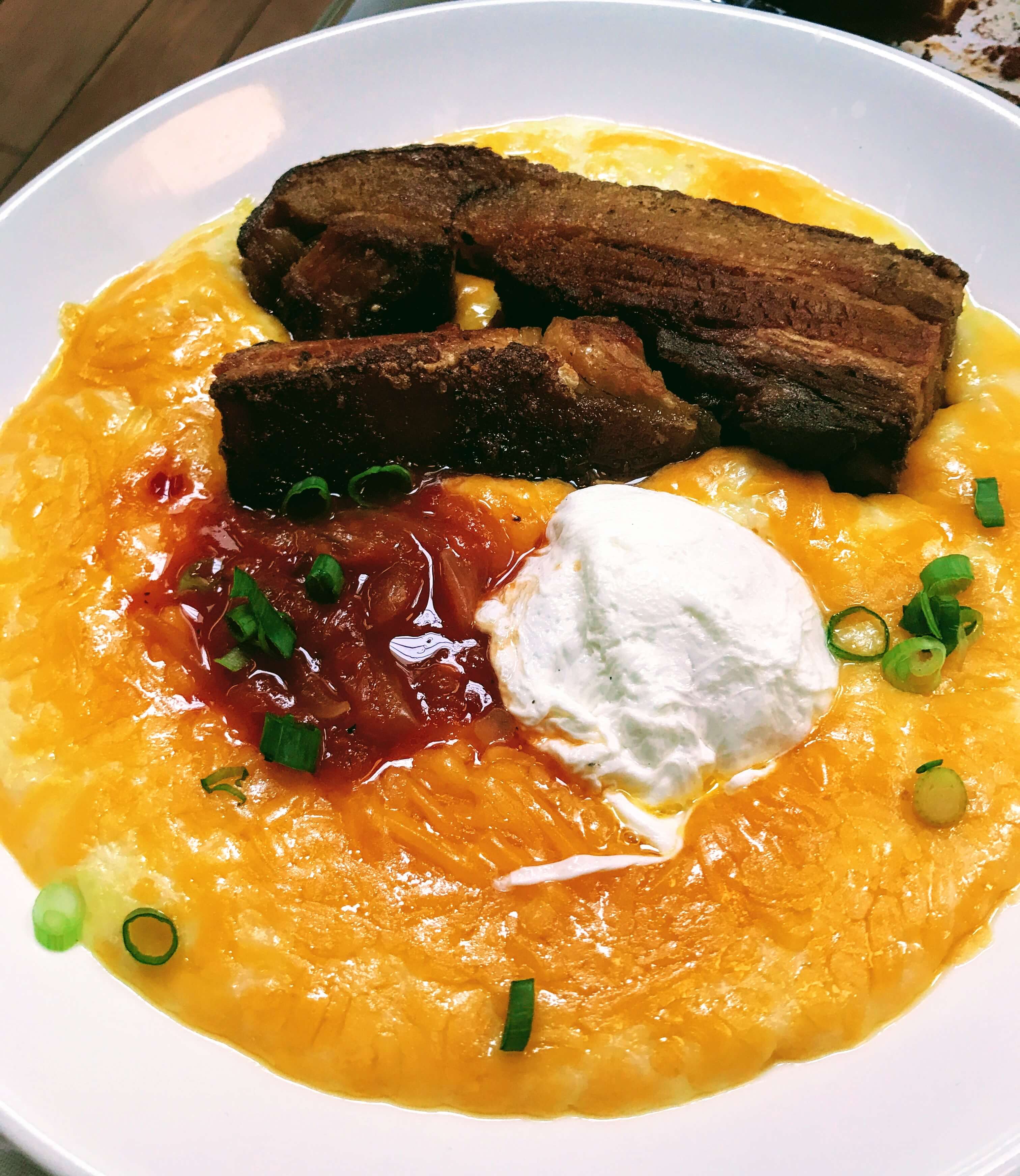 Cheesy grist with salsa, sour cream and pork belly